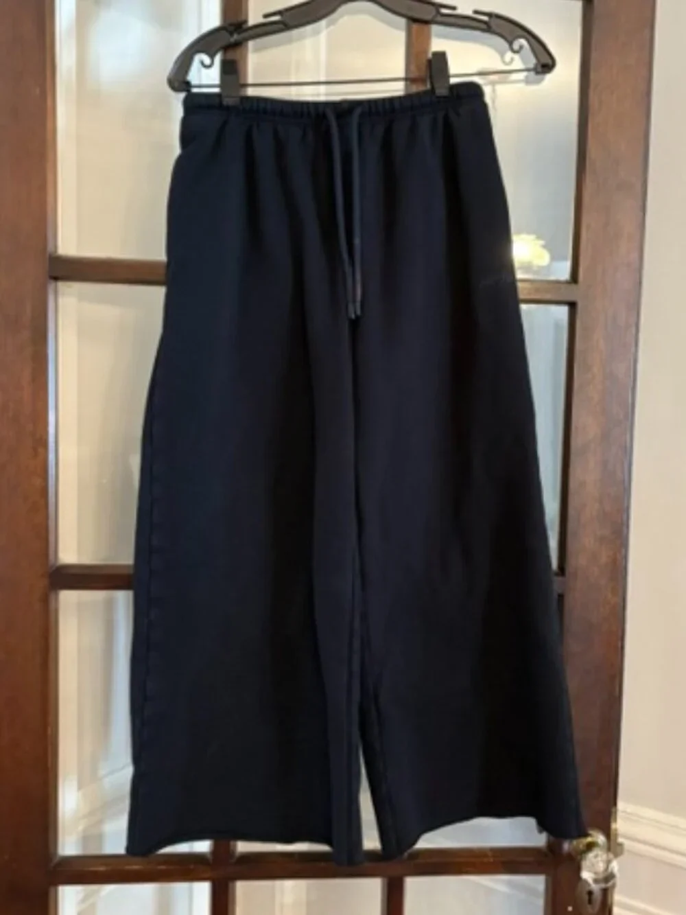 Aritzia Mega Fit Wide Leg Cropped Black Sweatpants, Size XS